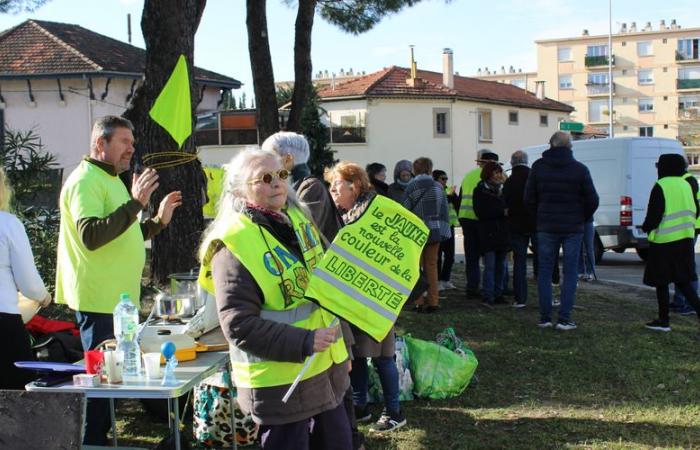 “Chiediamo al governo di ascoltare la gente”: i “gilet gialli” tornano alla rotonda di Bagnols-sur-Cèze