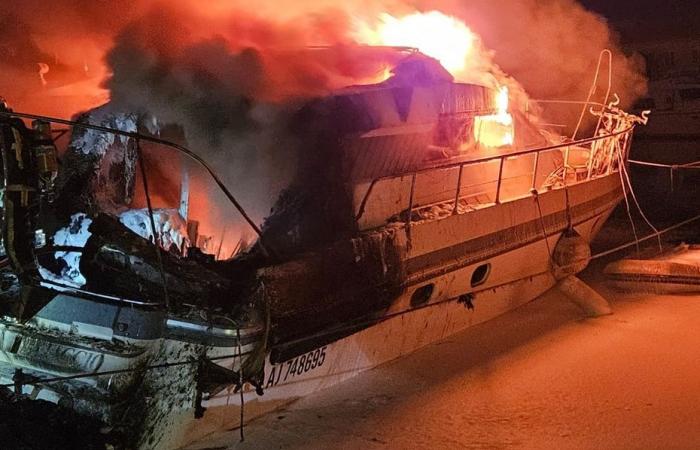 Impressionante incendio su un’imbarcazione nel cuore della notte in un porto, effettuate operazioni di contenimento per scongiurare ogni rischio di inquinamento