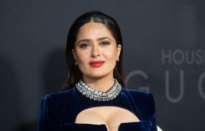 Salma Hayek è una diva boho-glam con l'abito perfetto per l'autunno