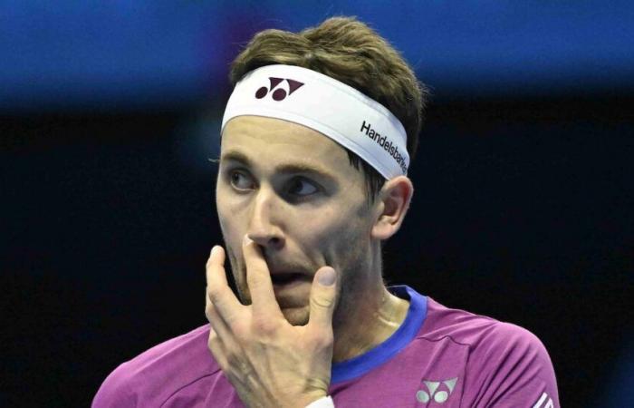 ATP – Finals > Ruud, schiacciato da Sinner: “Non dico che sia più facile affrontare Djokovic, perché è il migliore della storia, ma almeno con Novak possiamo giocare più scambi e non avere il terrore che lui manderà una bomba lungo la linea.”