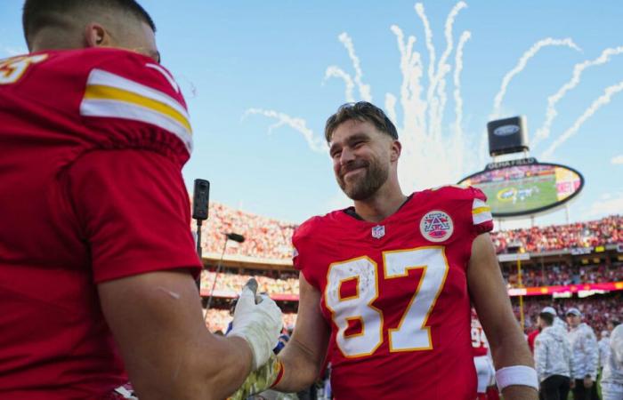 L’abito pre-partita di Travis Kelce per il matchup Chiefs-Bills ha lasciato i fan sconcertati