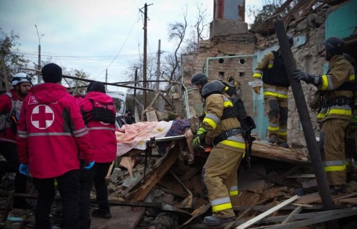 L’Ucraina presa di mira da ‘uno dei più grandi’ attacchi aerei lanciati dalla Russia