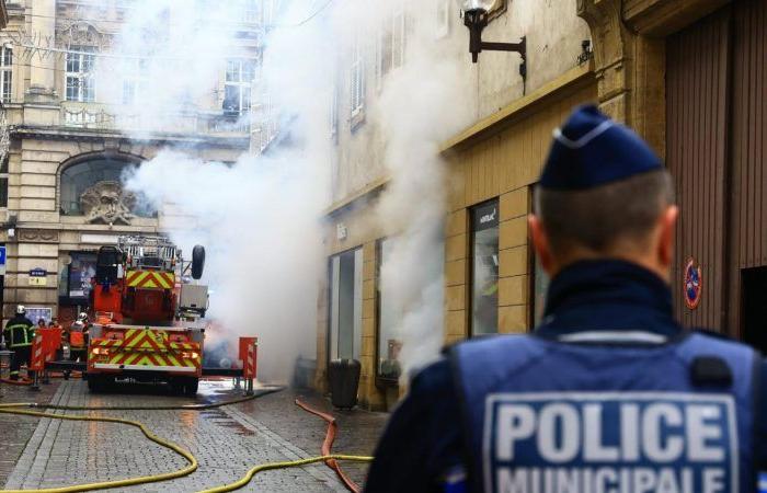 Incendio in un edificio nel centro di Metz: mobilitati 90 vigili del fuoco