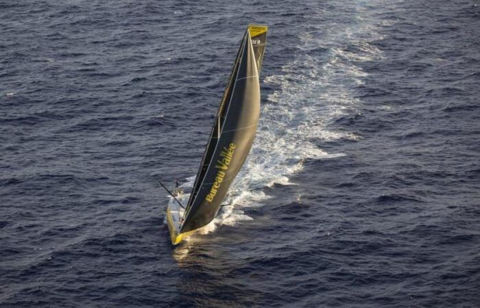 “big crack” sulla barca di Louis Burton, che resta in regata