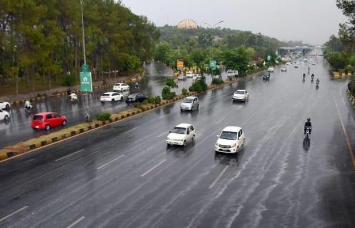 La pioggia schiarisce i cieli nebbiosi di Islamabad