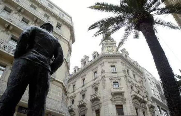 Licenziato dopo aver svolto attività di chiaroveggenza in fiere specializzate: brucia lo straccio tra un impiegato statale e il municipio di Tolone