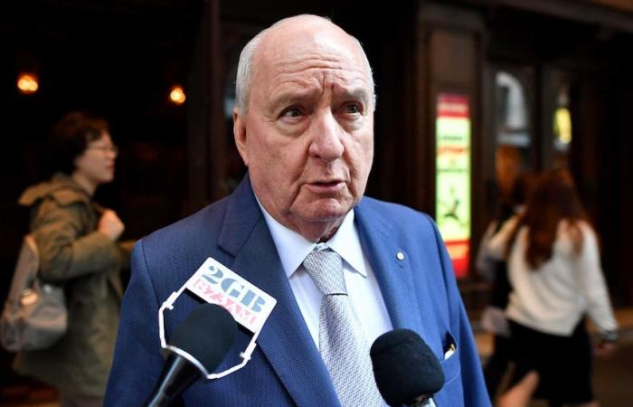 L’emittente veterana Alan Jones è stata arrestata a Sydney nel corso di un’indagine su presunte aggressioni al pudore e reati sessuali