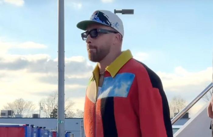 Travis Kelce atterra a Buffalo con la giacca Bold in vista della partita dei Chiefs contro i Bills