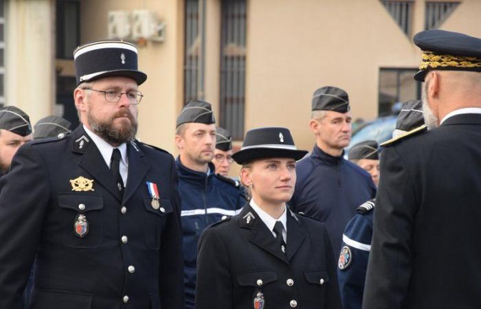 Autobus turistico in fiamme: due gendarmi premiati con medaglie al coraggio nell'Aveyron