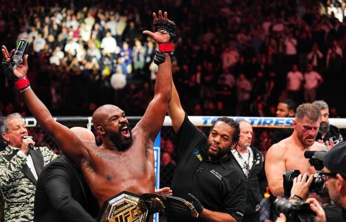 Jon Jones conserva il titolo dei pesi massimi UFC con un calcio rotante per fermare Stipe Miocic e festeggia con il presidente eletto Donald Trump