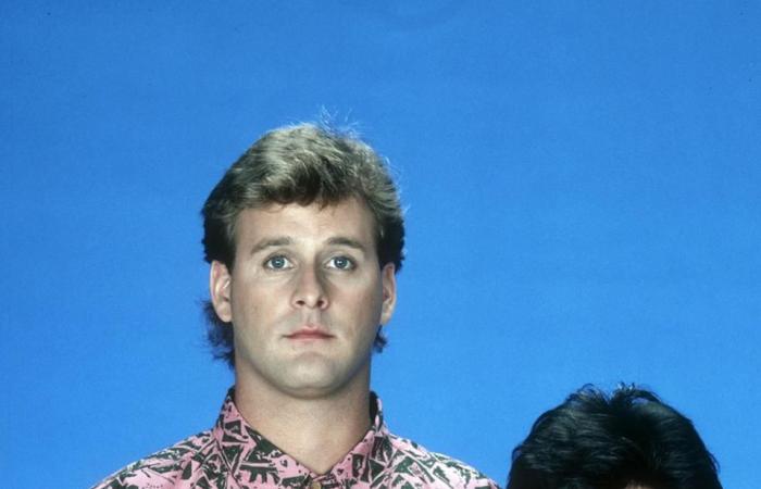 La star di “Full House” Dave Coulier si sottopone a un trattamento chemioterapico mentre combatte un cancro “molto aggressivo”.