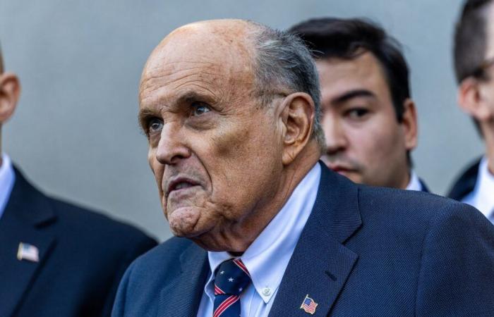 Giuliani consegna la Mercedes e osserva i sondaggisti della Georgia che ha diffamato