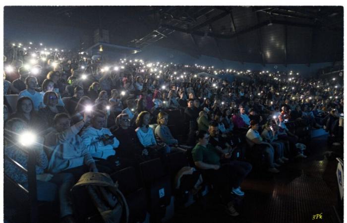 Nelle foto. Hoshi, una pioggia d’amore con un pubblico commosso allo Zénith di Caen