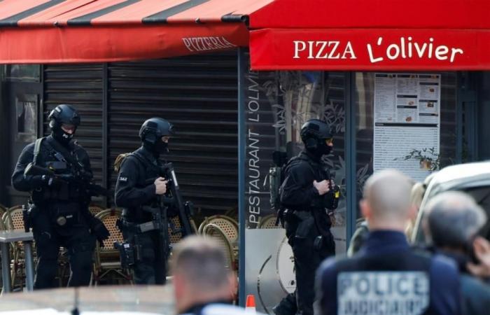 arrestato l'uomo rintanato in una pizzeria, liberati gli ostaggi