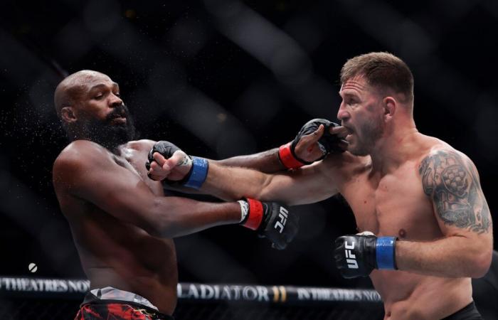 Jon Jones manda in pensione Stipe Miocic davanti a Trump | Nelle notizie sulle immagini