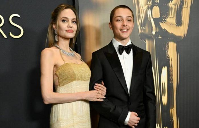 Angelina Jolie cammina sul tappeto rosso con suo figlio Knox, che ha una strana somiglianza con suo padre Brad Pitt