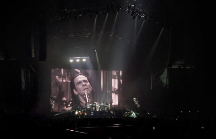 Nick Cave e The Bad Seeds in concerto all'Accor Arena di Parigi: noi c'eravamo, ve lo diciamo