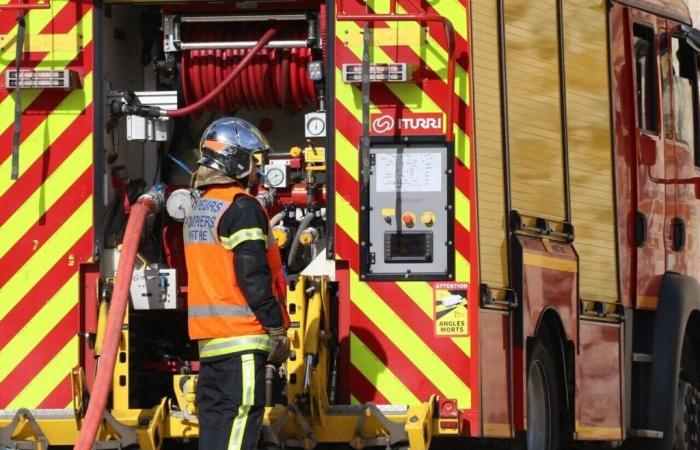 Il rimorchio di un camion che trasportava cartone compattato prende fuoco sull’autostrada della Sarthe