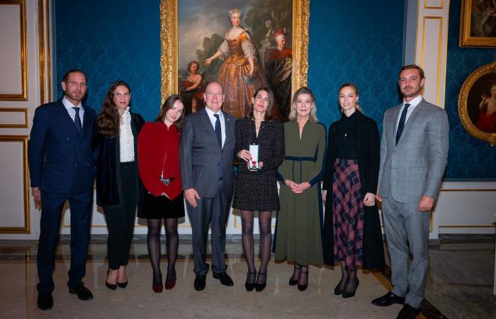 La principessa Caroline mette in risalto la figlia Charlotte Casiraghi nel Salone Blu