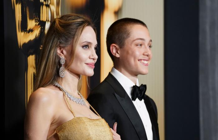 Il figlio di Angelina Jolie, Knox, è bello e fa una rara apparizione ai Governors Awards come suo +1: Foto | Hollywood