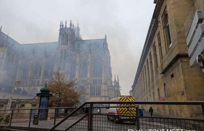 Incendio e nuvola di fumo nel centro di Metz