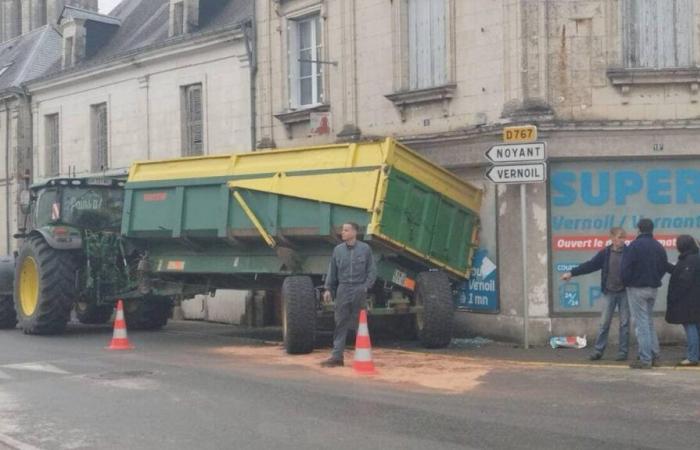 Il rimorchio di un trattore si schianta contro la vetrina di un supermercato nel Maine-et-Loire