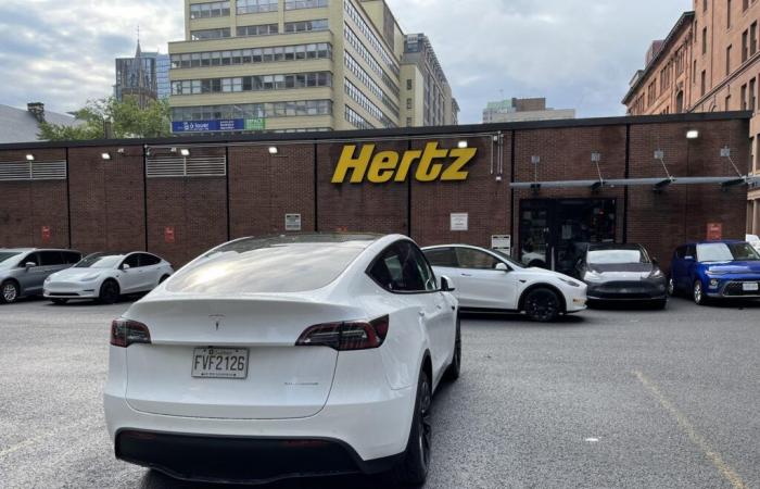 Hertz continua a sbarazzarsi delle sue auto elettriche, le Tesla Model 3 offerte a prezzi ridicoli