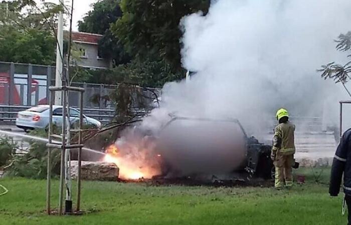 Un morto nell’esplosione di un’auto a Petah Tikva, forse collegata alla criminalità organizzata