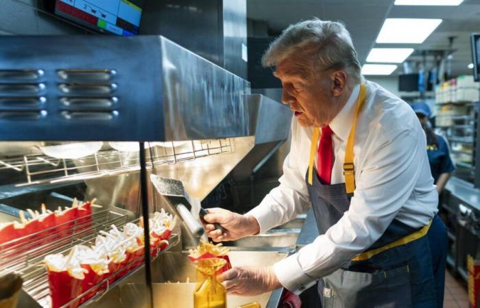 Dopo aver promesso di “rendere l'America sana”, Donald Trump e Robert Kennedy Jr posano davanti agli hamburger e alle patatine fritte di McDonald's