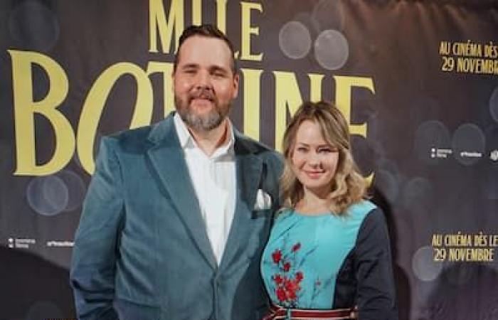 [PHOTOS] Antoine Bertrand e Catherine-Anne Toupin brillano sul tappeto rosso alla première di Montreal del film “Mlle Bottine”