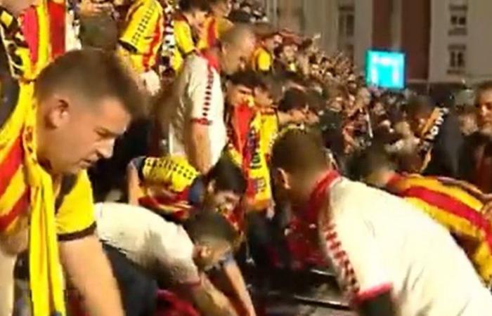 VIDEO. Calcio: “Il pubblico è caduto…” Immagini impressionanti di una tribuna che crolla nel bel mezzo di una partita sotto la pressione dei tifosi