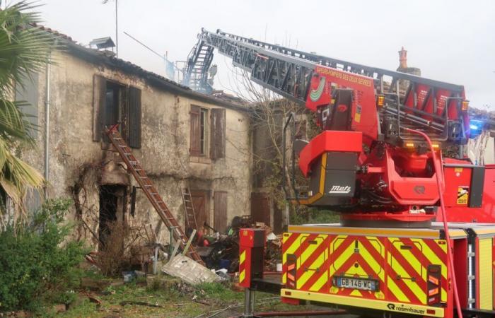 una casa completamente distrutta dalle fiamme a Brûlain