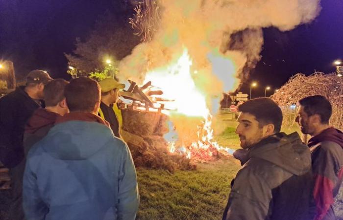 La rabbia degli agricoltori: “Ci è vietato ciò che autorizziamo altrove”, rotatorie in fiamme ai quattro angoli degli Alti Pirenei