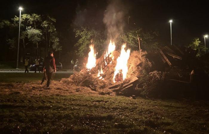 La rabbia degli agricoltori: “Ci è vietato ciò che autorizziamo altrove”, rotatorie in fiamme ai quattro angoli degli Alti Pirenei