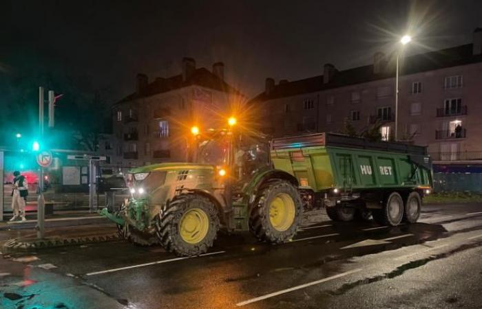 i trattori arrivano al crocevia d'Europa a Troyes