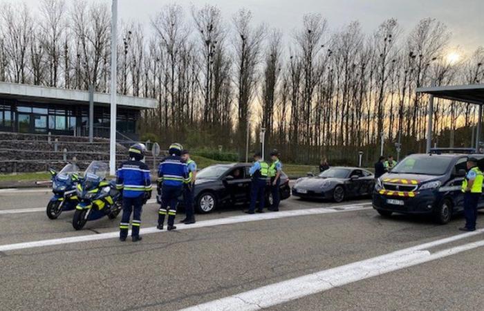 Accelerando a 200 km/h mentre guidava un incidente, l'autista è tornato a casa a piedi senza patente