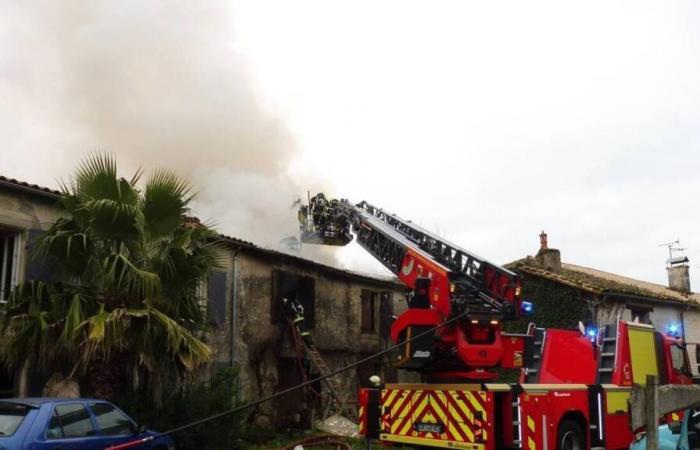 Una casa distrutta da un incendio in un comune di Deux-Sèvres