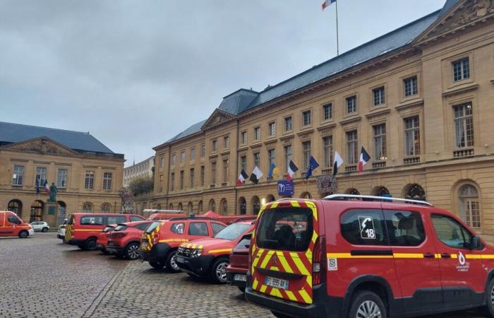 “C'è il rischio che i pavimenti crollino”, dicono i vigili del fuoco