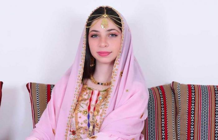 La graziosa giovane principessa Malak dell'Oman in abiti tradizionali con suo padre e i suoi fratelli per la Giornata Nazionale