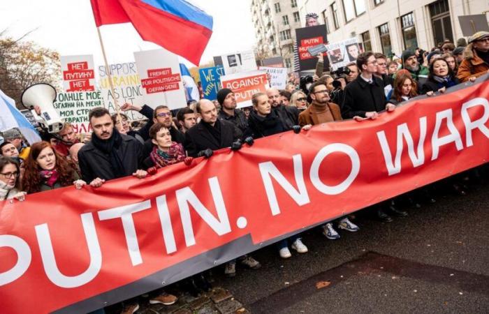 A Berlino l’opposizione russa in esilio organizza la sua prima grande manifestazione all’estero