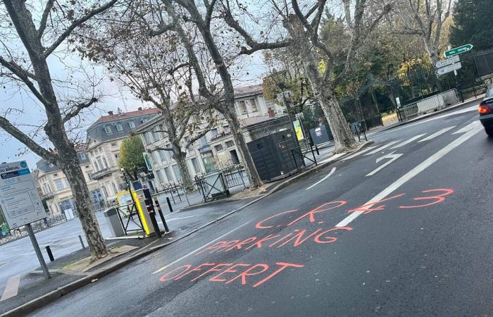 “Il mondo dell’Oui-Oui è finito”: i contadini dell’Alta Loira sfogano la loro rabbia a Puy-en-Velay (video)