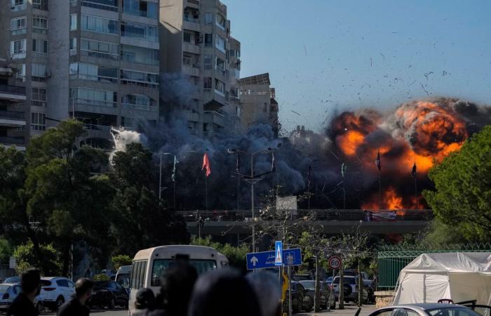 Il fotografo AP cattura una bomba momentanea che colpisce un condominio in Libano