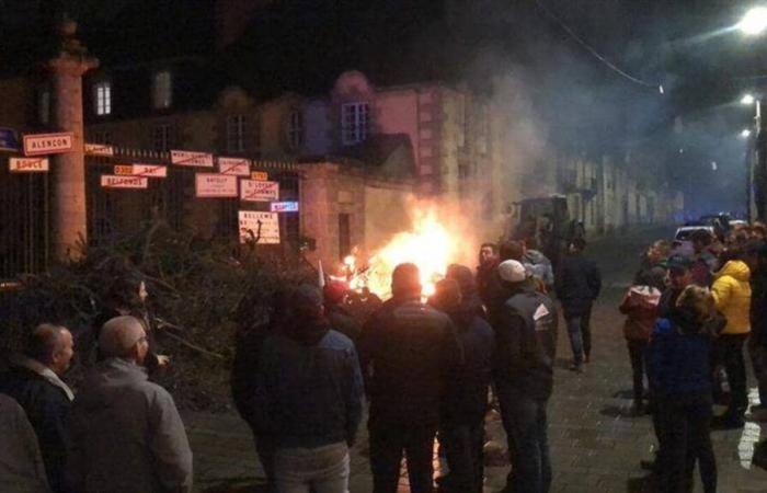 Diverse decine di agricoltori hanno manifestato a Orne: “Rosso a malapena i 1.500 euro”