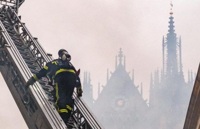 IN FOTO – Un incendio devasta un edificio nel centro storico di Metz