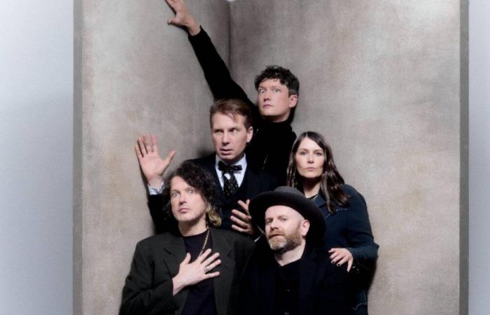 I Franz Ferdinand celebrano “live it up” con il nuovo singolo fantasioso “Night Or Day”