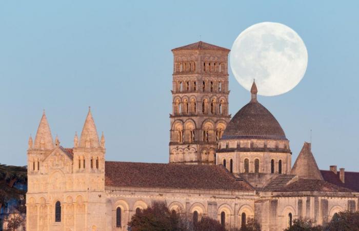 È stata l’ultima Super Luna dell’anno: ecco la magnifica immagine del fotografo della Charente Pascal Dulac