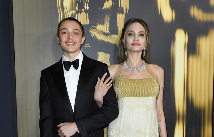 Angelina Jolie sul tappeto rosso con il figlio Knox Jolie-Pitt ai Governors Awards 2024