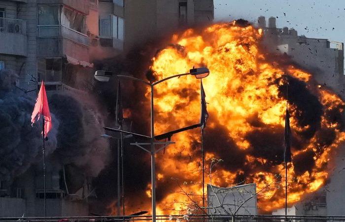 Il fotografo AP cattura una bomba momentanea che colpisce un condominio in Libano