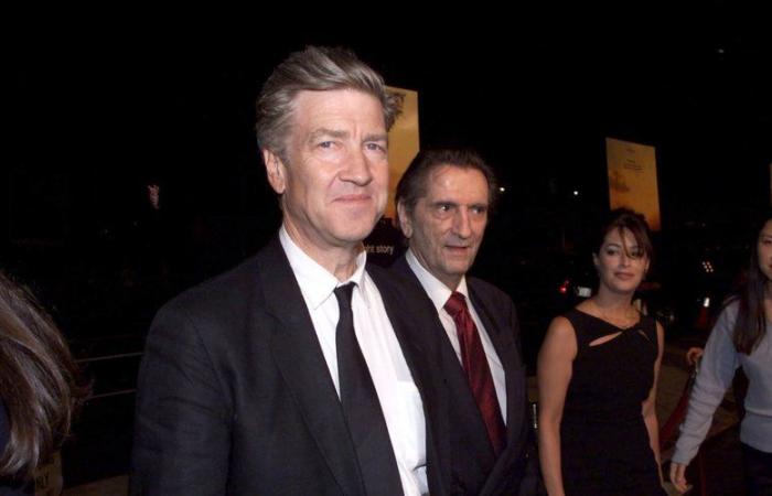 Fuma dall'età di 8 anni: settant'anni dopo, il regista David Lynch ora ha bisogno di ossigeno per camminare