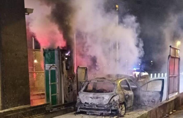 sulla A43 un'auto prende fuoco al casello di Chesnes